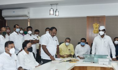 विधानसभेवर निवडून आलेले नवनिर्वाचित सदस्य समाधान अवताडे  यांना उपाध्यक्षांकडून विधानसभा सदस्यत्वाची शपथ