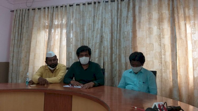 उजनीच्या पाण्यासाठी उद्यापासुन जिल्हाभर उद्रेक पहायला मिळेल : अतुल खुपसे पाटील   * राज्य सरकार सोलापुरकरांचा अंत पाहत आहे 