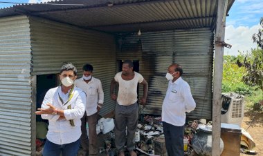 गादेगाव  येथील ज्ञानेश्वर बागल यांच्या घराला आग  युवा नेते प्रणव परिचारक यांनी भेट देऊन केली जीवनावश्यक वस्तूची मदत