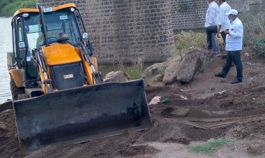 पंढरपुर शहरातील वाळू उपशावर कारवाई दोन होड्या जमीनदोस्त, वाळू साठा केला नष्ट!