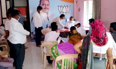 *आ.समाधान आवताडे यांचा पंढरपूर भागासाठी संपर्कही वाढला !*  *आमदार यांच्या भेटीसाठी  या भागातील नागरिकांची संपर्क कार्यालयात  लागली गर्दी वाढायला **  *पंढरपूरच्या  जनतेला अल्पावधीतच मिळू लागला कामाबद्दल  मोठा विश्वास*