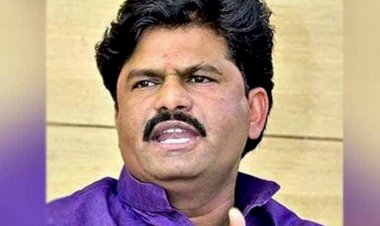 आ. गोपीचंद पडळकर यांच्या उद्या पंढरीत अठरा ठिकाणी होणार विविध जातीच्या लोकांशी घोंगडी बैठका !* ------------------------------------- *मंगळवारी सकाळी आठ वाजता येथील विठ्ठल रुक्मिणीचे नामदेव पायरीपासून दर्शन घेऊन होणार सुरवात* -------------------------------------  आ. गोपीचंद पडळकर दिवसभर घोंगडी बैठका संपूनही शासकीय विश्रामगृहावर मुक्काम ठोकणार