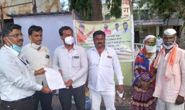 गाव पुढाऱ्यानं ढापलं उंबरे पागे येथील  चार एकर गावठाण  जमीन !प्रहारच्या उपोषणाच्या  दणक्याने चौकशी सुरु  ..   पंढरपूरच्या गटविकास अधिकारी रविकिरण घोडके यांनी  धास्ती घेत केली त्या जमिनीवर जाऊन प्रत्यक्षात पाहणी.