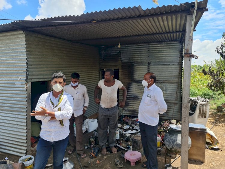 गादेगाव  येथील ज्ञानेश्वर बागल यांच्या घराला आग  युवा नेते प्रणव परिचारक यांनी भेट देऊन केली जीवनावश्यक वस्तूची मदत