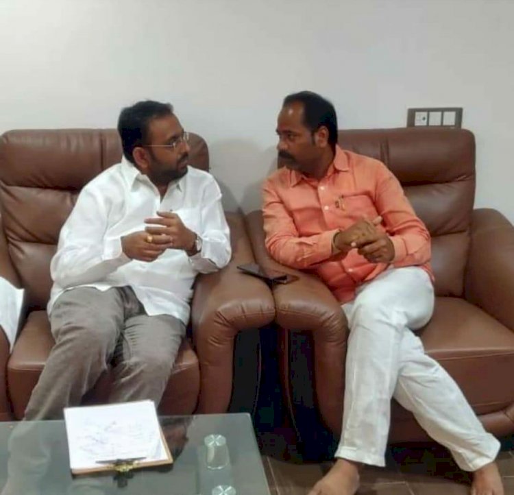 आ.भारतनानाच्या शिकवणुकीचे  भालके कुटुंबियांकडून तंतोतंत पालन सुरूच !  'शुभेच्छा'... असोत ना, 'सांत्वनपर'... भेट , अजूनही  व्यंकटराव भालके अन भगीरथदादा भालके  यांच्याकडून  मनापासून भेटीची परंपरा जपण्याचे कार्य मात्र जोमात सुरूच---