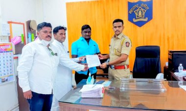 आ.प्रशांत परिचारक आणि आ.समाधान आवताडे यांच्यावरील गुन्हे मागे घ्या!*  *भावी नगरसेवक उमेश सर्वगोड यांच्या नेतृत्वाखाली    भीमशक्ती सामाजिक ,कला,व क्रीडा मंडळ यांच्या वतीने पोलीस उपअधीक्षक विक्रम कदम यांना निवेदन सादर*,