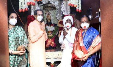 *पंढरपुरात पुन्हा एकदा भक्तीसागर भरु दे*,   *जनतेला आनंदी आणि निरोगी आयुष्य जगू दे*   *मुख्यमंत्री उद्धव ठाकरे यांनी घातले पांडुरंगाच्या चरणी साकडे*