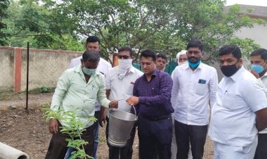 *मुंढेवाडी येथील छत्रपती शिवाजी  विद्यालयात 'एक पद एक झाड' उपक्रमांतर्गत वृक्षारोपण!*  *तहसीलदार सुशील बेल्हेकर यांची आवर्जून उपस्थिती,*