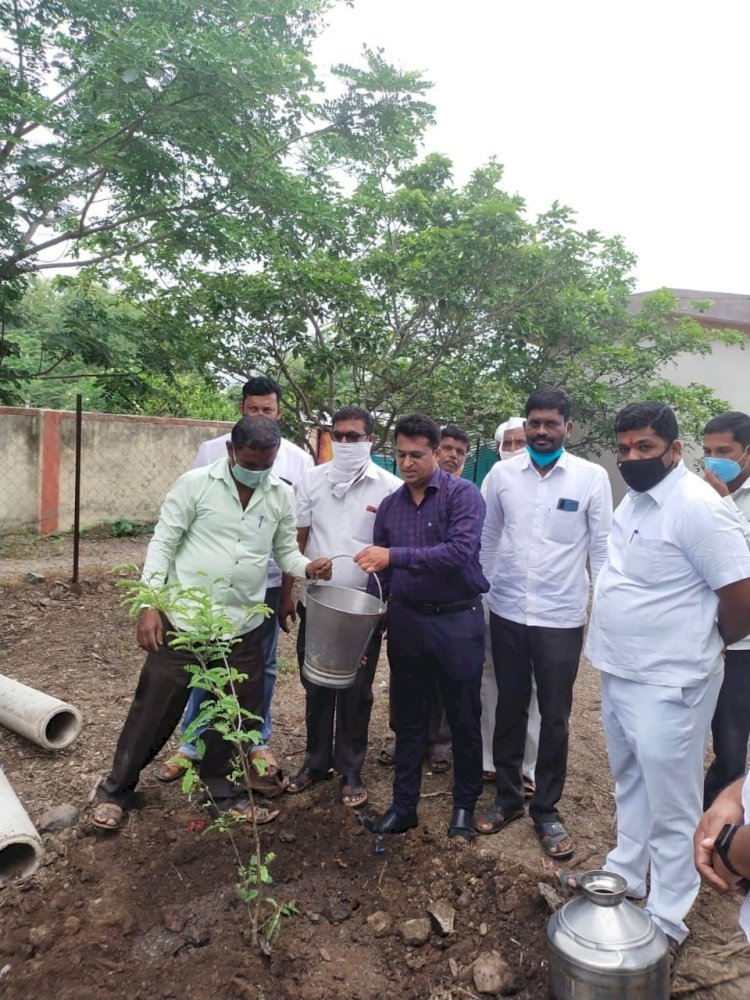 *मुंढेवाडी येथील छत्रपती शिवाजी  विद्यालयात 'एक पद एक झाड' उपक्रमांतर्गत वृक्षारोपण!*  *तहसीलदार सुशील बेल्हेकर यांची आवर्जून उपस्थिती,*