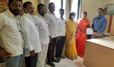 *ओझेवाडी पंढरपूर रस्त्याच्या दुरुस्तीसाठी ग्रामस्थ आक्रमक*!  *उपसभापती राजश्री भोसले यांनी दिला रास्ता रोकोचा इशारा*