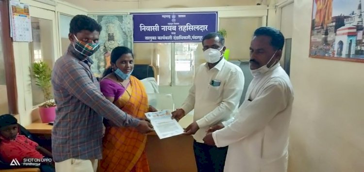 *माळेवाडी बोरगाव  मधील त्या घटनेचा पंढरीतही निषेध*  *दलित महासंघाच्या तालुका महिला अध्यक्ष छाया पवार यांच्या नेतृत्वाखाली तहसील येथे दिले निवेदन*   *पीडित कुटुंबियांना न्याय न मिळाल्यास तीव्र आंदोलन करण्याचा दिला ईशारा*