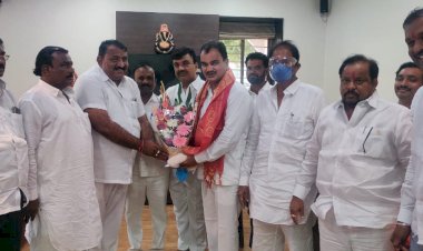 * राष्ट्रवादी उद्योग व व्यापारी सेलचे प्रदेशाध्यक्ष नागेश फाटे यांच्याकडून  . ना . दत्तामामा भरणे यांचा सत्कार*