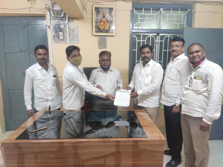 *करकबच्या राजकारणात देशमुख बंधुतील कटुता वाढली!*  *सरपंच परिषदेचे जिल्हाध्यक्ष आदिनाथ देशमुख यांची पंढरपूर पं.स चे गटविकास अधिकारी यांच्याकडे  केली तक्रार*  *करकम्बच्या जि. प सदस्य पतीच्या हस्तक्षेपामुळे गावचा विकास थांबला असल्याचाच केला तक्रारीत आरोप*