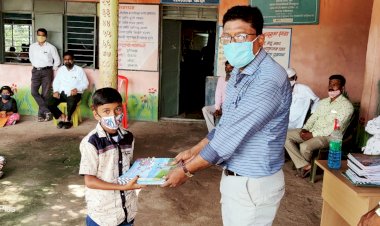 *करकंब येथील न्यू इंग्लिश स्कूल प्रशालेत विद्यार्थी व पालकांचे उत्साहाने स्वागत***कोरोना चे नियम पाळून प्रशाला सुरू.**श्रीराम प्रतिष्ठान कडून प्रशाले साठी मोफत सॅनिटायझर.*