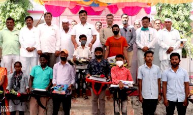 *कोरोना कालावधीत निराधार झालेल्या विद्यार्थ्यांचे  पालकत्व वसंतदादा काळे शैक्षणिक संकुलाने स्वीकारले*   *राज्यातील पहिला आदर्श उपक्रम*