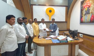 *यंदाची कार्तिकी वारी तरी व्हावी...*.   *अन्यथा   वारीवर अवलंबून असलेल्या घटकांना मदत तरी द्या.* *योग्य निर्णय न घेतल्यास मनसे नेते दिलीप धोत्रे यांचा इशारा* *मनसेचे शिष्टमंडळाकडून प्रांताधिकारी गुरव यांना निवेदन*