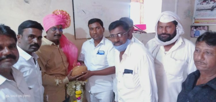 *करकंब येथे प्रथमच तलाठ्याचा होतोय सत्कार....*!  *कार्यतत्पर व सन्मानाची वागणूक देणारा तलाठी म्हणून केला गावकऱ्यांनी सन्मान*.            .