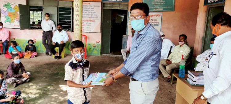 *करकंब येथील न्यू इंग्लिश स्कूल प्रशालेत विद्यार्थी व पालकांचे उत्साहाने स्वागत***कोरोना चे नियम पाळून प्रशाला सुरू.**श्रीराम प्रतिष्ठान कडून प्रशाले साठी मोफत सॅनिटायझर.*