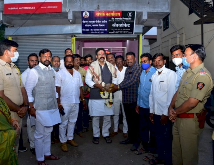 : *करकंब येथील पंढरपूर तालुका पोलीस पाटील विभागीय संपर्क कार्यालयास खासदार रणजितसिंह नाईक निंबाळकर यांची सदिच्छा भेट*