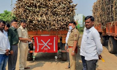 *करकंब पोलीस ठाणे व विठ्ठलराव शिंदे सहकारी कारखाना नंबर 2 करकंब च्या वतीने ऊस वाहतूक वाहनांना रिफ्लेक्टर बसवण्याची मोहीम*   *करकंब पोलीस ठाण्याचे वतीने अपघात टाळण्यासाठी उचलले पाऊल*