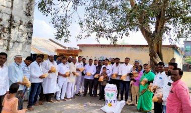 *करकम्ब येथे दीपावलीनिमित्त मुस्लिम समाज बांधवांना फराळ वाटप.*   *  आदिनाथ देशमुख मित्रपरिवराने हिंदू-मुस्लीम एकतेची जपली सामाजिक बांधिलकी*