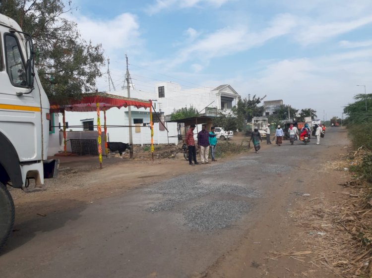 *अखेर ते दोनशे खड्डे बुजवण्याचे काम सुरू.......*!  . *शिव मल्हार न्यूज इफेक्ट*  *सार्वजनिक बांधकाम विभागाने घेतली दखल*