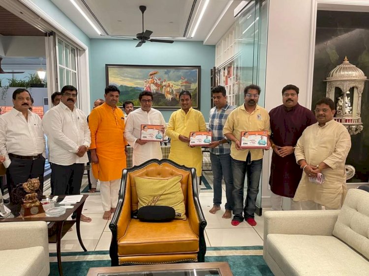 *मनसे अध्यक्ष राज ठाकरेंनी थोपटली दिलीप धोत्रे ची पाठ* *दिलीप धोत्रे च्या कार्यअहवालाचे प्रकाशन*