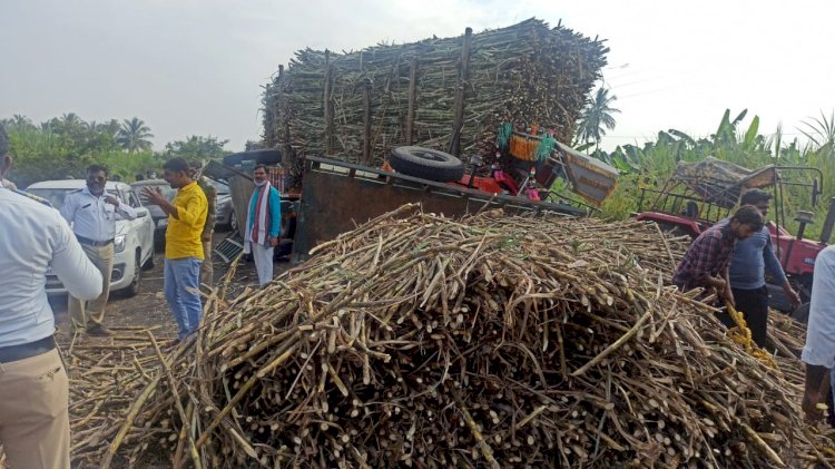 *करकंब व परिसरात ऊस वाहतुकीमुळे अपघाताचे प्रमाण वाढले*  *उस वाहतुकीमुळे काहीजण यम सदनात.... तर काहीजण स्वर्गाचे दारात...*..! *कारखानदारांचे दुर्लक्ष*