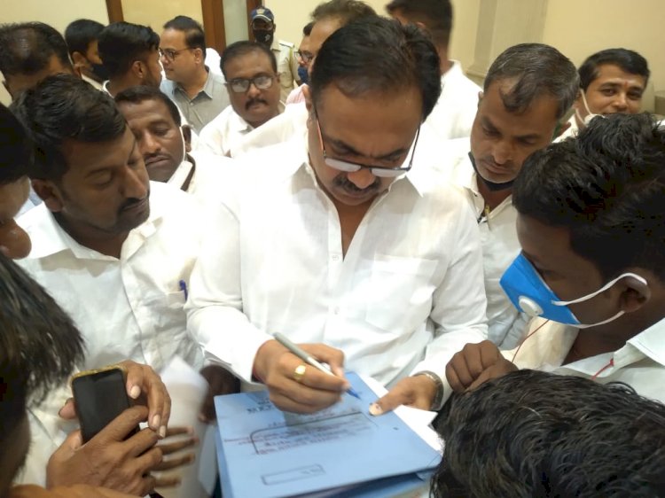 *आमदार बबनदादा शिंदे यांच्या प्रयत्नामुळे करकंब चा पूर्व भागाचे स्वप्न होणार साकार* *करकंब येथील राष्ट्रवादीच्या युवकांनी घेतली भेट... जलसंपदामंत्री ना. जयंंत पाटील आनी *आ. बबनदादा शिंदे     येणार शिवकालीन ताळ्यावर थेट.....*!  : *माढा विधानसभा राष्ट्रवादी युवक काँग्रेस तालुकाध्यक्ष अजित सिंह देशमुख यांनी केला पाठपुरावा*.   यांचे पूर्व भागाच्या पाणी प्रश्नासाठी आता एक पाऊल पुढे...*.