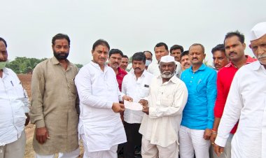 *नुकसानग्रस्त शेतकऱ्यांना दोन दिवसात मदत न मिळाल्यास राज्यभरात खळखट्याक*  *मनसे नेते दिलीप धोत्रे यांचा इशारा;शेतकऱ्यांच्या बांधावर जाऊन मनसेने केली मदत*