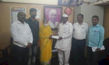 *सहकार शिरोमणी कारखान्याच्या मयत कर्मचाऱ्यांच्या वारसास धनादेश वाटप.*