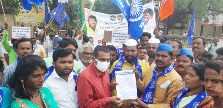 *पुनर्वसन विभागातील भ्रष्टाचाराविरोधात आरपीआय,भाजप किसान मोर्चा आक्रमक*.  *पुनर्वसन विभागातील भ्रष्टाचाराविरोधात पंढरपुरात निदर्शने*  *पुनर्वसन विभागातील भ्रष्टाचाराविरोधात तात्काळ कारवाई करा : दिपक चंदनशिवे* 