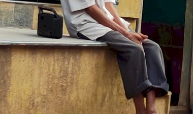 *इंटरनेटच्या युगात.... कर्णबधिर माणिकला रेडिओची साथ..*...!