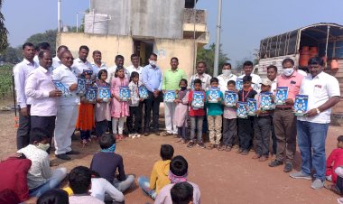 *खेडभोसे विद्यालयामध्ये वह्या व मास्क चे मोफत वाटप*