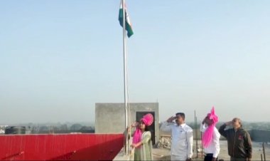 *करकंब येथील रामभाऊ जोशी हायस्कूल चा राज्यात निर्माण केला आदर्शआगळा-वेगळा पॅटर्न* *दहावीत प्रथम आलेल्या विद्यार्थिनींच्या हस्ते ध्वजारोहन* *दहावी मार्च 20 21 मधून प्रथम आलेली विद्यार्थिनी कु.श्रावणी लक्ष्‍मण वंजारी यांच्या हस्ते करण्यात आले ध्वजारोहण*