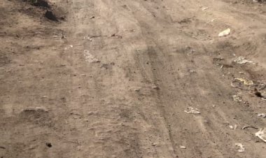 *कसे करावे वंदन.... शाळेला जाणाऱ्या रस्त्याचे होईल का नंदनवन.....?* *न्यू इंग्लिश स्कूल च्या विद्यार्थी-विद्यार्थिनी बरोबरच शिक्षक व पालकांचे आरोग्य आले धोक्यात*  *शिक्षण घेण्यासाठी विद्यार्थी-विद्यार्थिनींना या रस्त्यावरून करावी लागते मोठी कसरत*