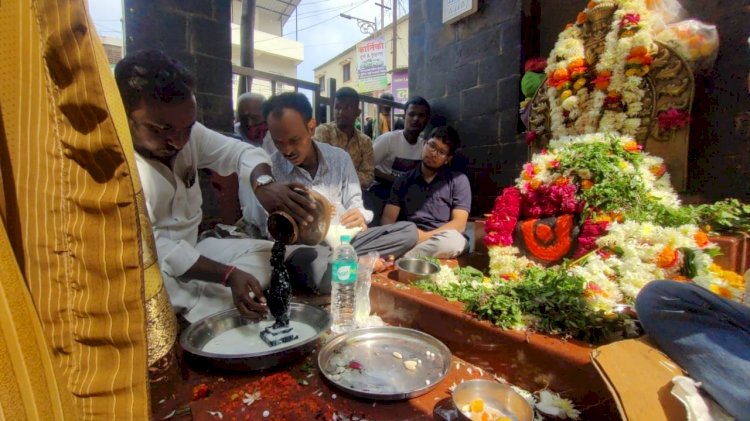 *महसूल मंत्री मा श्री ना बाळासाहेब थोरात यांच्या प्रकृतीस्वास्थ्यासाठी विठ्ठल रुक्मिणीस साकडे*  *नामदेव पायरी जवळ युवक काँग्रेसच्या कार्यकर्त्यांनी घातला विठ्ठल मुर्तीस अभिषेक*