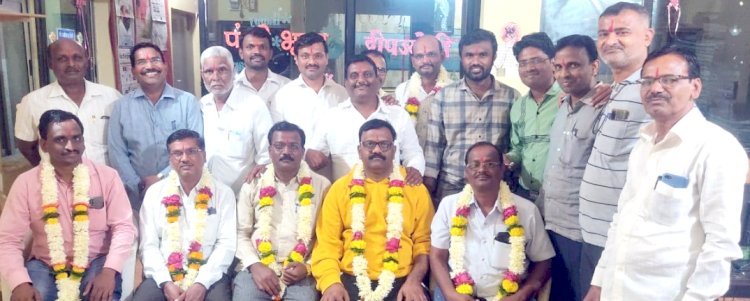 श्रमिक पत्रकार संघ पंढरपूरच्या अध्यक्षपदी नवनाथ पोरे तर कार्याध्यक्षपदी सुनिल उंबरे उपाध्यक्षपदी महालिंग दुधाळे, सचिन शिंदे तर सविचवपदी गणेश गायकवाड यांची निवड