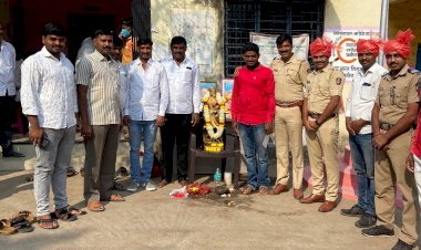 *करोळे येथे छत्रपती शिवाजी महाराज जयंतीनिमित्त 151 जणांचे रक्तदान.... *करकंब पोलीस ठाण्याचे पोलीस उपनिरीक्षक महेश मुंडे व  अजित मोरे यांच्या हस्ते शिव प्रतिमेचे पूजन* *करकंब पोलीस ठाण्याचे पोलीस उपनिरीक्षक महेश मुंडे व  अजित मोरे यांच्या हस्ते शिव प्रतिमेचे पूजन*