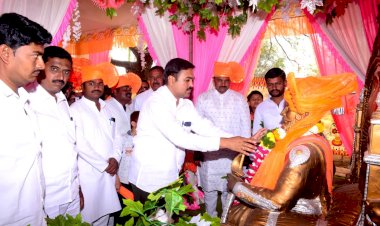 *कान्हापुरी गावाचा आदर्श इतर गावांनी घेण्याची गरज-रणजीसिंह  शिंदे*  *शिवजयंतीचे औचित्य साधून 80 जणांनी केले रक्तदान.*  .,. *कोरोना विषाणू संदर्भात लसीकरण मोहिमेबाबत केली जनजागृती.... आणि दिव्यांगांना रोख रकमेचे केले वाटप*