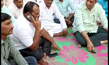 त्या मगरवाडी येथील आत्महत्याग्रस्त शेतकरी कुटुंबियाच्या सांत्वनपर भेटीच्या वेळी आ. आवताडे आणि आ  परिचारक यांचेकडून एक लाख रुपयांची आर्थिक मदत*