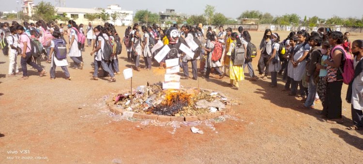 *करकंब येथे "खेलो होली, इक्को फ्रेंडली" ‌होळीउत्सव संपन्न*  *रामभाऊ जोशी हायस्कूलच्या राष्ट्रीय हरित सेनेच्या वसुंधरा पर्यावरण मंडळाचा उपक्रम*
