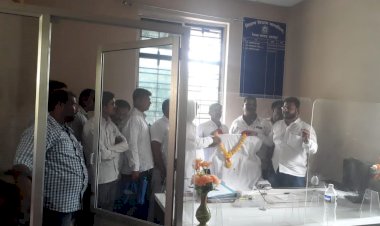 *सोलापुरात माध्यमिक शिक्षणाधिकाऱ्यांच्या रिकाम्या  खुर्चीला हार ; सीईओ स्वामी बाबरांवर संतापले....!*