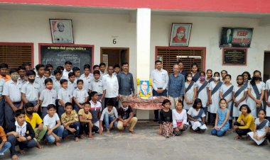 *रामभाऊ जोशी हायस्कूल च्या विद्यार्थ्यांनी  भारतरत्न डॉक्टर बाबासाहेब आंबेडकर यांच्या प्रतिमेचे पूजन....!* *इ. पाचवी ते आठवी शिष्यवृत्ती स्पर्धा परीक्षा चे आयोजन*