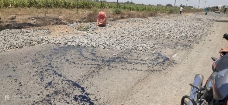 *करकंब - मोडनिंब रस्त्याच्या कामाची कार्यकारी अभियंत्यांनी केली पाहणी* *- *मागील कामाची दुरुस्ती होईपर्यंत पुढील काम बंद ठेवण्याच्या सूचना* 