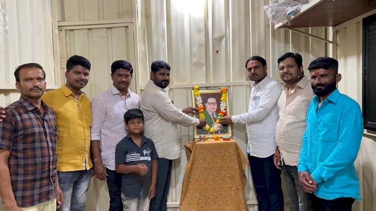 *भाजप युवा मोर्चा व सन्मित्र ग्रुपच्या वतीने भारतरत्न डॉक्टर बाबासाहेब आंबेडकर यांची जयंती साजरी*   *यावेळी भारतरत्न डॉक्टर बाबासाहेब आंबेडकर यांच्या प्रतिमेचे पूजन टेलर व कापड व्यवसाय दत्ता दहिवडकर यांच्या शुभ हस्ते करण्यात आले.* 