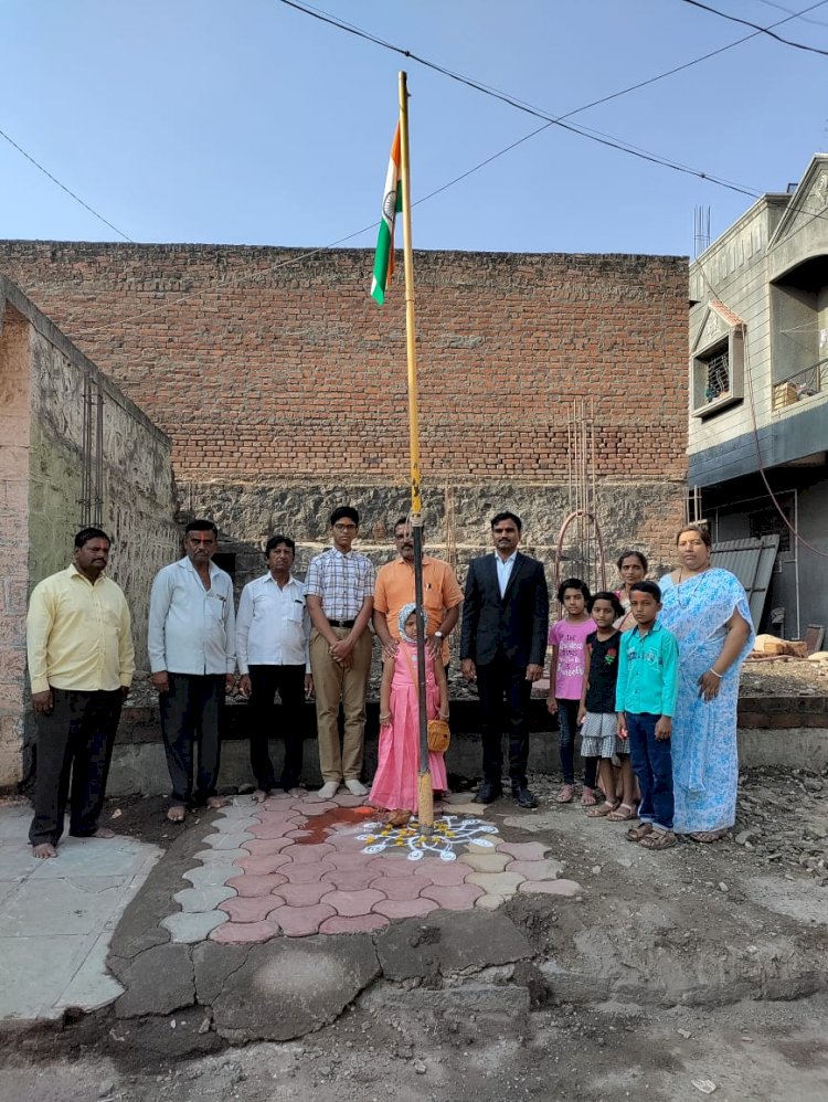 *करकंब येथील तलाठी कार्यालय येथे १ मे महाराष्ट्र दिनानिमित्त ध्वजारोहण संपन्न....!*