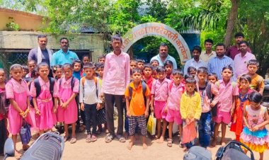 *शाळेच्या पहिल्याच दिवशी मुलांसह पालकांनी जिल्हा परिषद शाळेला ठोकले कुलूप......!*   *शालेय व्यवस्थापन समिती व ग्रामस्थांनी शाळा बंद ठेवण्याचा घेतला निर्णय.*   *जिल्हा परिषद शाळा विद्यार्थ्यांच्या की शिक्षकांच्या हितासाठी.....?