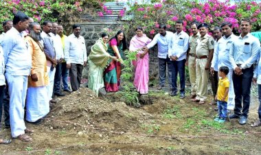 *करकंब गावच्या लेकीचं झाड  एकलव्य अभ्यासिका,व जागर स्वच्छता टीम तिन्ही उपक्रम महाराष्ट्रासाठी प्रेरणादायी:- सुहासिनी शहा*  *वृक्षारोपण करणे काळाची गरज :-रजनीताई देशमुख*  *करकंब ग्रामपंचायतीच्या वतीनं पाहिजेल ते सहकार्य मिळेल:-सतिश देशमुख