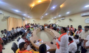 *सोलापुरात मनसे विद्यार्थी सेना बैठक संपन्न*  *वरिष्ठ नेतेमंडळी यांच्या मार्गदर्शनाखाली  शहर आणि जिल्ह्यातील कार्यकर्त्या सोबत पार पडली बैठक*